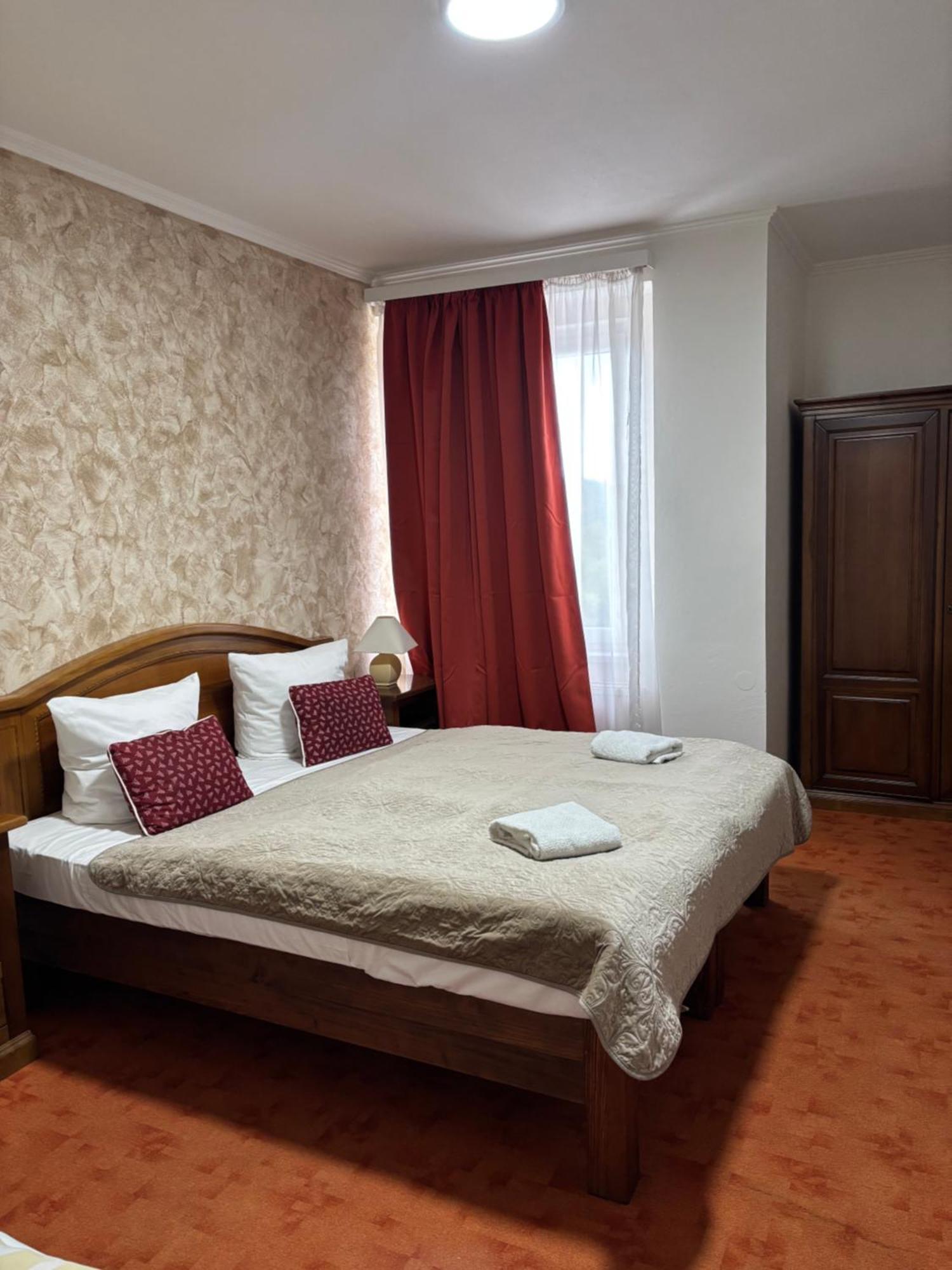 Hotel Bila Ruze Písek Exterior foto